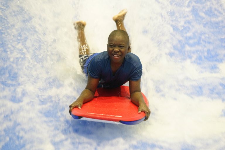 Originaire du Burkina Faso, Izzedine Kanazoe, 12 ans, profite de ses vacances annuelles à Laval pour venir surfer au Centropolis, là où ses parents ont un pied-à-terre.