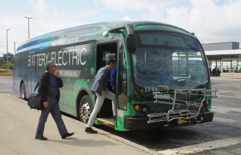 Après avoir été présenté à la presse en matinée, l'autobus électrique de Proterra a été soumis à une démonstration publique, en après-midi, au terminus Cartier.