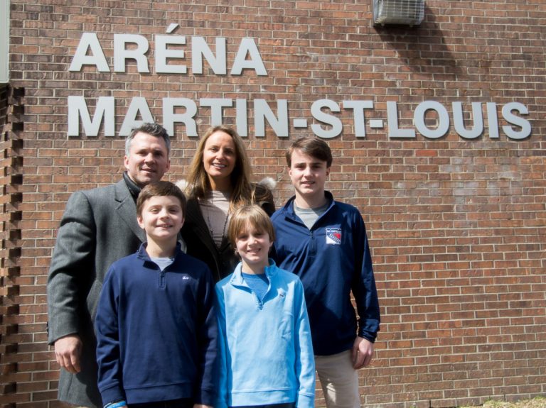 Martin pose avec sa petite famille devant son aréna!