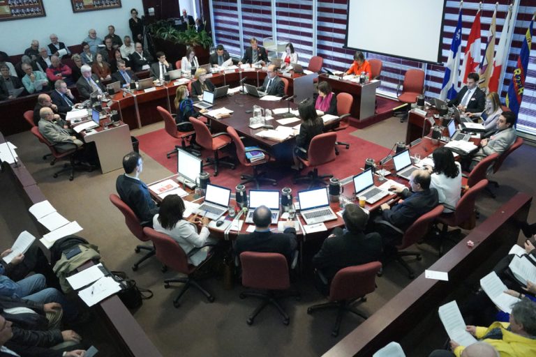 Cinq des six élus de l'opposition ont voté contre un contrat visant à redorer l'image de la Ville de Laval, qualifiant celui-ci de dépense inutile.
