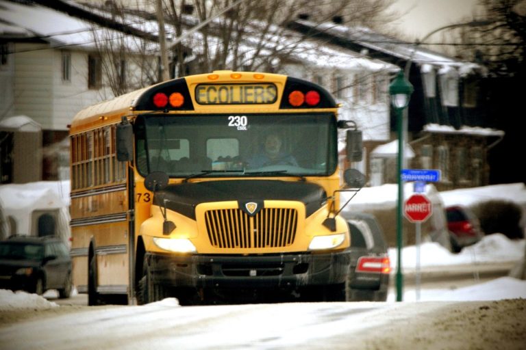 Les autobus scolaires doivent être chaussés de pneus d'hiver dès le 15 octobre.