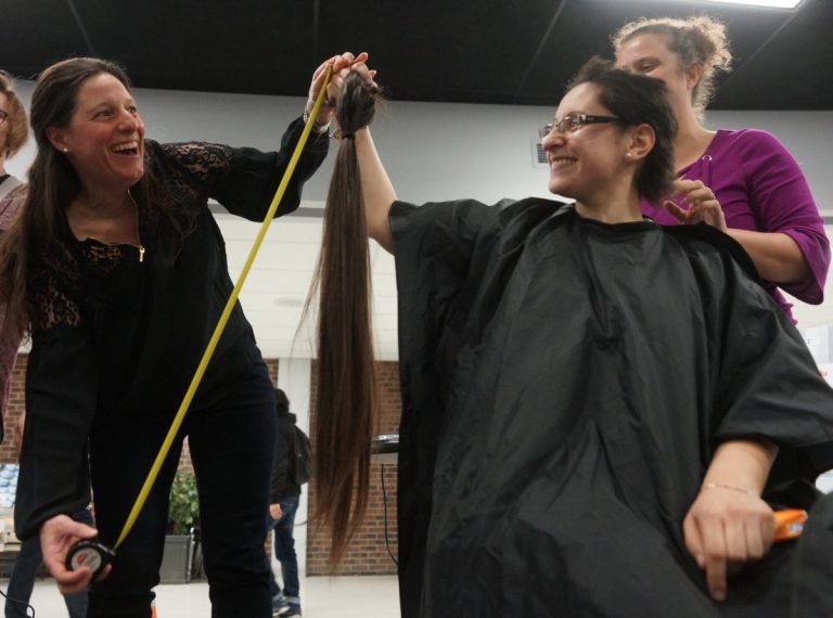 Les enfants atteints du cancer profiteront des cheveux des deux instigatrices du projet, Geneviève Boily et Joanie Ducharme.
