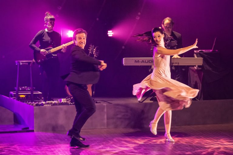 Avec quatre musiciens, sa fille et sa sœur, René Simard termine en beauté son grand retour sur scène.