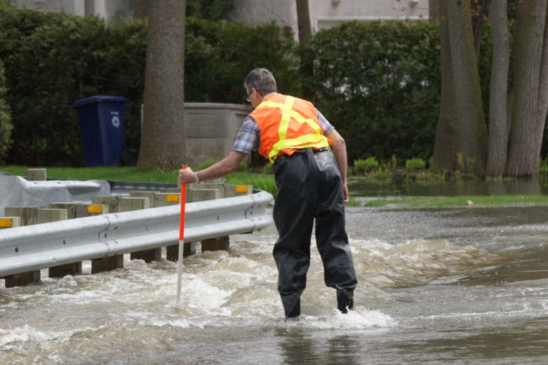 La sécurité civile de Laval poursuit ses interventions sur le territoire de Laval pour assurer la sécurité des citoyens pendant les inondations.