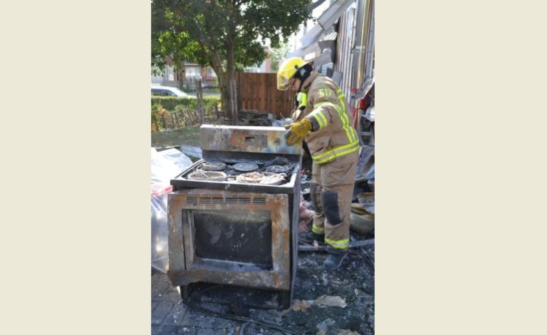 L'incendie de la 100e Avenue, à Chomedey, a débuté sur la cuisinière, occasionnant des milliers de dommages aux biens matériels.