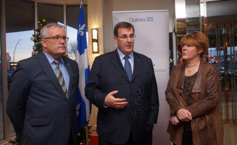 Le ministre François Blais (au centre) a arrêté sa tournée provinciale en sol lavallois, le 11 décembre, en compagnie de collègues élus de la région.