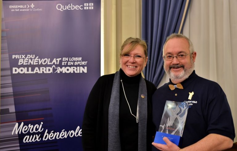 La ministre responsable de la région de Laval, Francine Charbonneau, félicite Conrad Bouchard, ambassadeur du water polo.