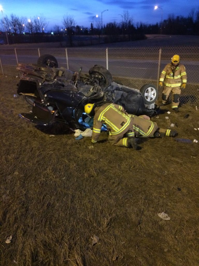 À l'arrivée des pompiers, la conductrice s'était déjà dégagée elle-même de ce tas de ferraille. Il s'en serait tirée avec une fracture du poignet et, il va sans dire, un violent choc nerveux.