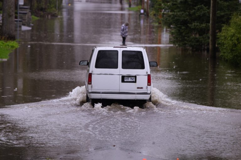 Les citoyens affectés par les inondations peuvent toujours composer le 311, entre 6h et 23h, pour obtenir aide et information. Les appels au 911 sont réservés aux urgences.