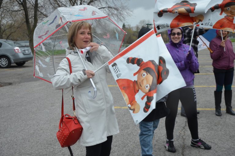 Les membres du Syndicat des centres de la petite enfance de Montréal et Laval (STCPEML–CSN) avaient manifesté en distribuant des tracts, le 2 mai.