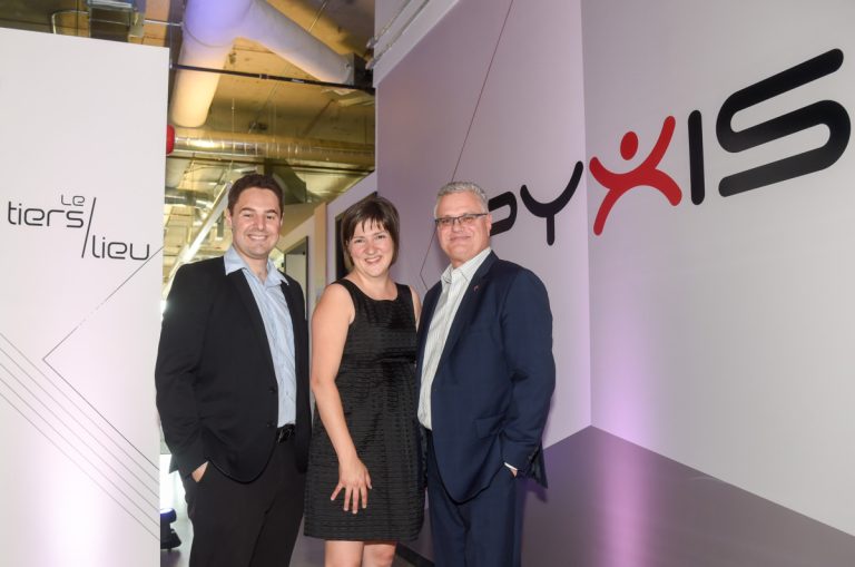 Daniel Leclair, président de Pyxis Technologies, aux côtés de Marie-Anne Perreault et Jonathan Falardeau, présidents-fondateurs du Tiers Lieu.