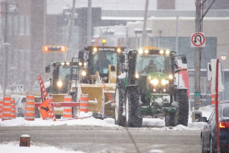 La première neige importante de la saison cause déjà des soucis sur la route.