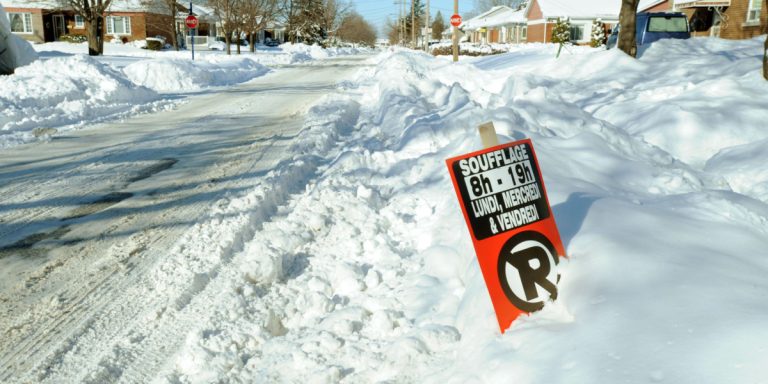 Dans certaines rues, ces pancartes amovibles sont demeurées plus d'une semaine avant que la neige ne soit soufflée ou enlevée en début d'année.