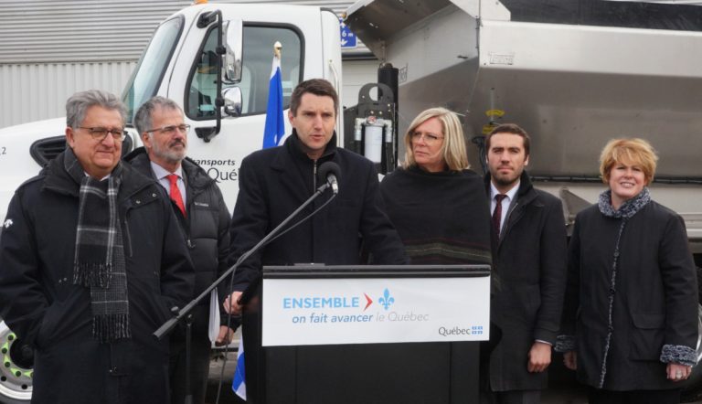 André Fortin, ministre des Transports, a annoncé un investissement majeur pour le réseau routier. Il est entouré des députés lavallois Francine Charbonneau, Monique Sauvé, Jean Rousselle, Jean Habel et Guy Ouellette.