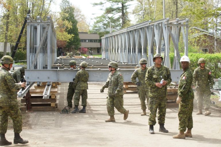 Une trentaine de militaires spécialisés en ingénierie s'emploient actuellement à l'assemblage et la mise à niveau d'un pont temporaire sur l'Île Verte.