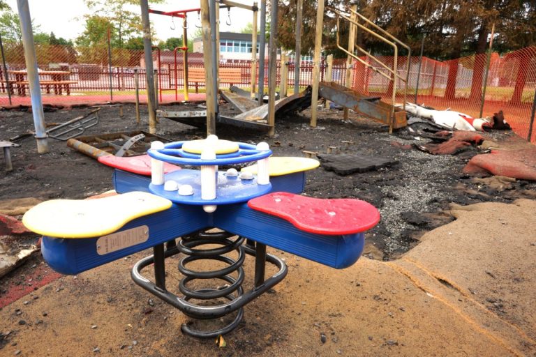 Une balançoire a tenu le coup tandis que les modules de jeu du parc Saint-Ernest ont été ravagés par un incendie.