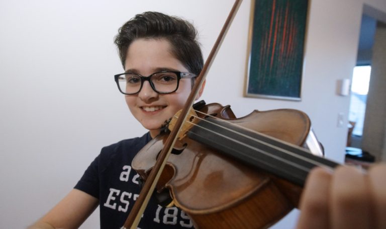 Thomas Shahbaghyan parfait son art du violon depuis l'âge de trois ans et demi, en plus de toucher au théâtre.