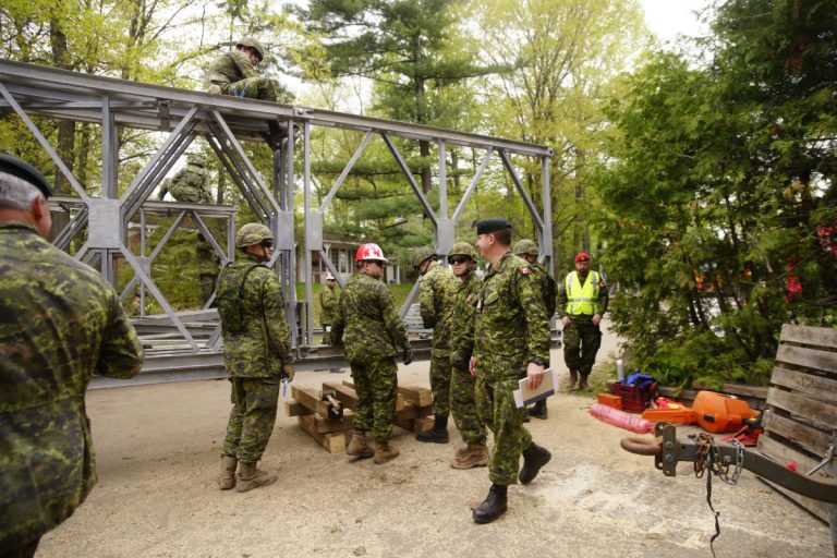 Depuis vendredi dernier, les Forces armées canadiennes travaillent jour et nuit à rétablir le lien terrestre d'une portion de l'Île-Verte, où 22 maisons sont isolées depuis que le courant a emporté le pont de la rue Comtois.
