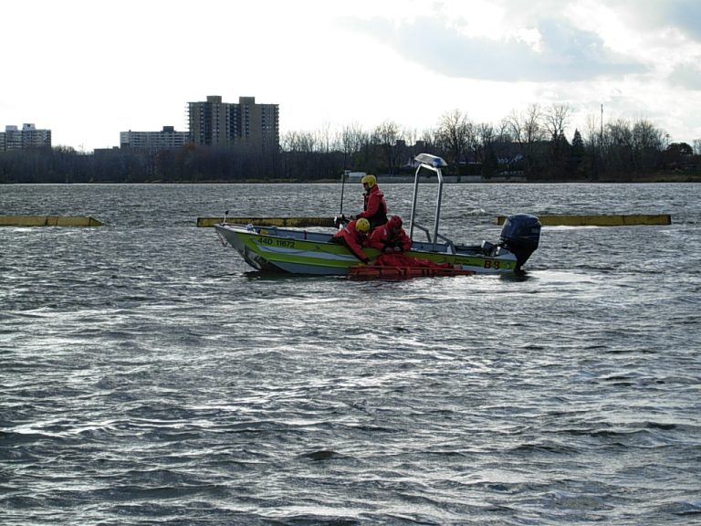 Avant l'intervention d'une escouade nautique des pompiers, une citoyenne lavalloise a réussi un acte d'héroïsme en sauvant un homme qui dérivait sur la rivière des Mille-Îles.