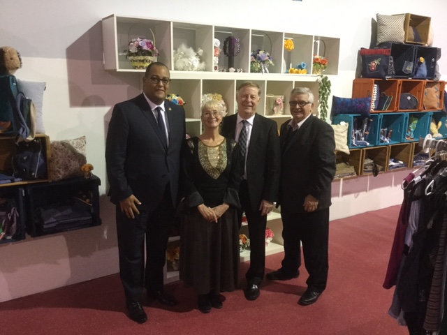Le 30 octobre, la nouvelle friperie de Textil'Art a ouvert ses portes en présence du député de Laval-des-Rapides, Saul Polo, de la directrice de Textil'Art, Jocelyne Arbic, du maire, Marc Demers, et de Raynald Adams, alors conseiller de Renaud.