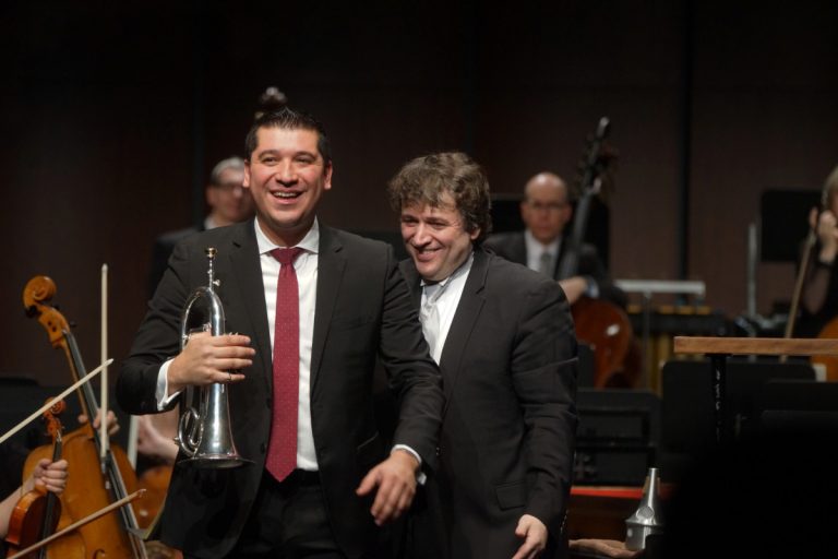Complices de scène lors de concerts en sol européen, le trompettiste Pacho Flores et le chef de l'OSL Alain Trudel, également tromboniste de réputation mondiale, ont renoué le temps d'un concert unique et mémorable.