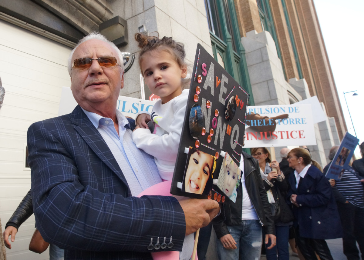 Famille et amis de Michele Torre manifestent Courrier Laval