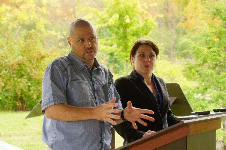 Alain Lecompte et Cynthia Leblanc, respectivement chef de l'Alliance des conseillers autonomes et «candidate co-mairesse» dans le district Laval-Les-Îles.