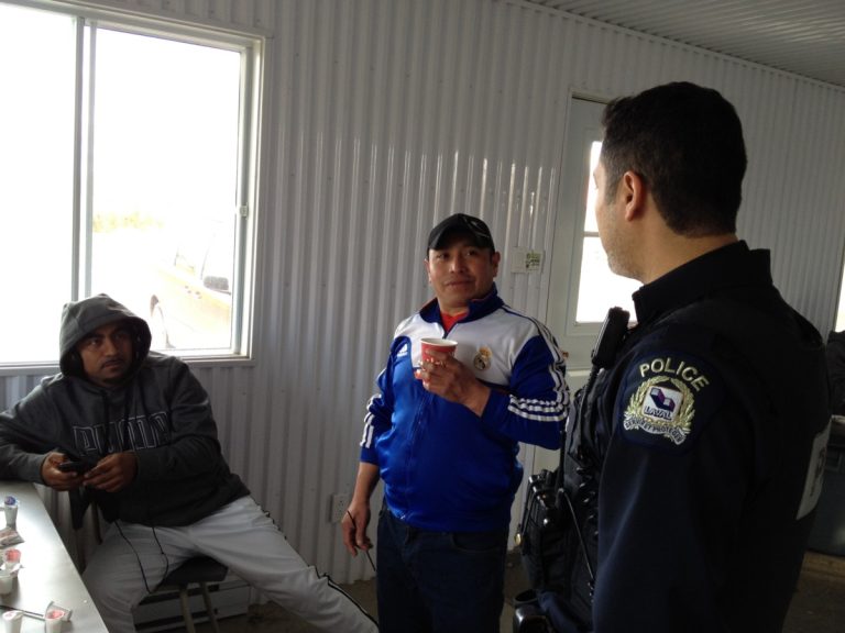 Mario Rojas, un policier lavallois d'origine mexicaine, s'est entretenu avec des travailleurs étrangers lors de la rencontre du 6 novembre.