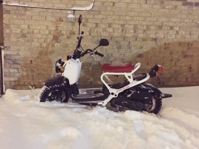 La Police de Laval profite de l'occasion pour souligner que bien que la vente de pneus d'hiver est autorisée pour un véhicule tel un scooter, il est important de tenir compte de Dame Nature.