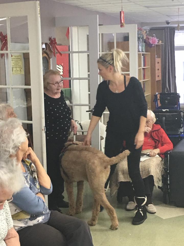 Adepte de zoothérapie, Marie-Chantal Toupin a amené ses deux chiens dans une résidence de Laval-Ouest.