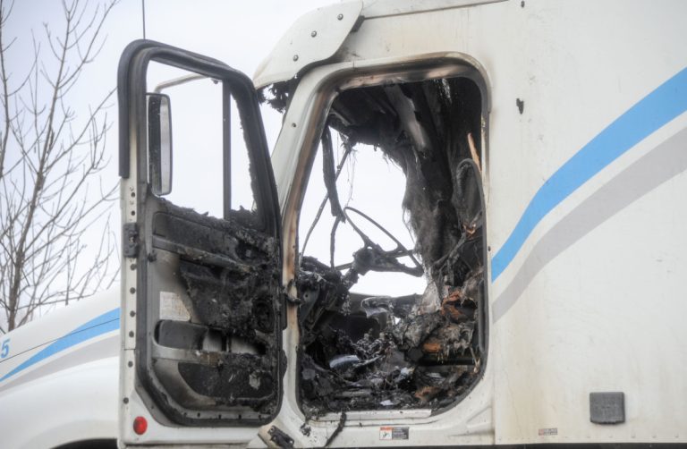 Par bonheur, aucun transport ambulancier n'a été nécessaire à la suite de ce véhicule incendié.