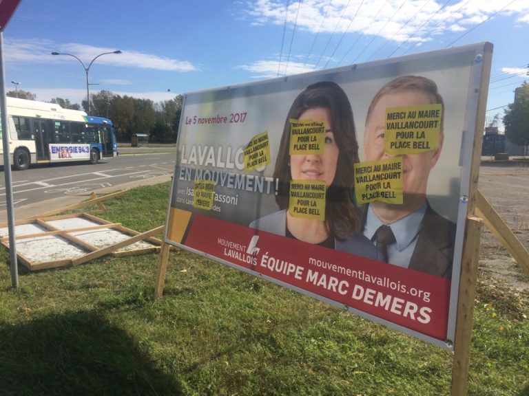 Une pancarte électorale du Mouvement lavallois – Équipe Marc Demers a été vandalisée à l'angle des boulevards Saint-Martin et Le Corbusier.