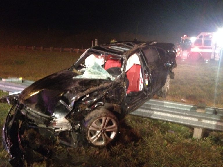 Le conducteur a survécu après avoir atterri sur le garde-fou de l'autoroute 15.