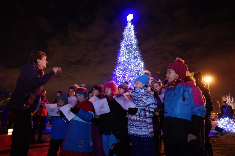 Le 24 novembre, le Marché public 440 a illuminé son premier sapin, alors que la chorale Musicanto chantait des airs de Noël. Le Marché a profité de l'occasion pour remettre 200 cadeaux au projet de l'arbre de joie de l'école Val-des-Arbres.