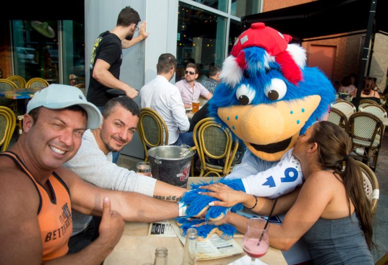 Le Rocket de Laval et sa mascotte rencontrent les fans depuis le début du mois d'août au Centropolis.