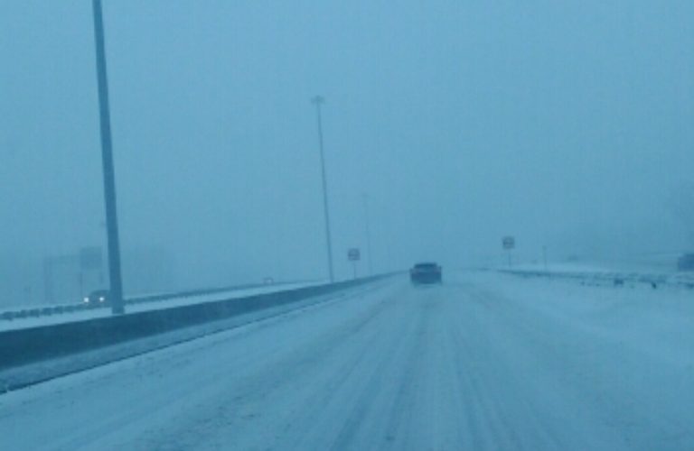 La visibilité est vraiment nulle sur les routes de Laval, ce qui entraîne plusieurs sorties de route.