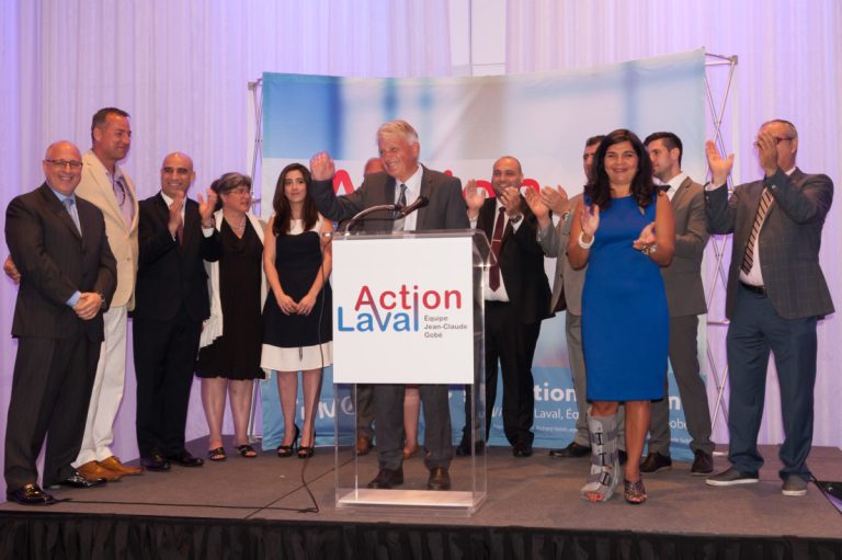 Le chef du parti Action Laval et candidat à la mairie, Jean-Claude Gobé, entouré de quelques candidats.