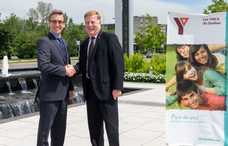 Le maire Marc Demers et le président-directeur général des YMCA du QuébecStéphane Vaillancourt étaient heureux, le 19 juillet, d’entériner une entente principe pour l’implantation éventuelle d’un centre communautaire et sportif YMCA.