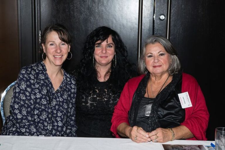 La fondatrice du Salon de l'Éveil, Kathy Tropiano, entourée de l'auteure et conférencière France Gauthier et de son idole Ginette Reno.