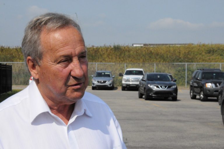 Le conseiller sortant Jacques St-Jean réaffirme n'appuyer aucun des cinq candidats qui brigueront, le 5 novembre, les suffrages dans le district Saint-François qu'il représente depuis 1993.