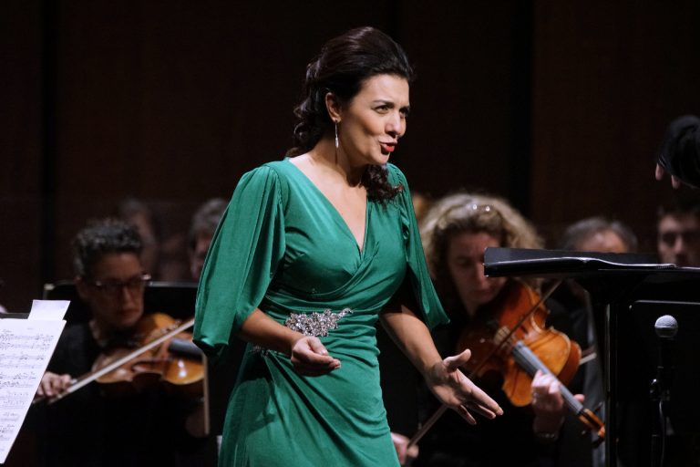 Pour cette grande soirée d'ouverture, Isabel Bayrakdarian a chanté du Ravel et des airs folkloriques arméniens dont les arrangements sont signés Alain Trudel, chef de l'OSL.