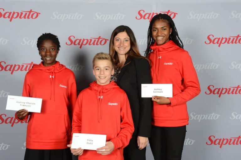Audrey-Chelsie François, Félix Dolci et Ashley Germain ont reçu un chèque des mains de Sandy Vassiadis, vice-présidente Communications corporatives chez Saputo.