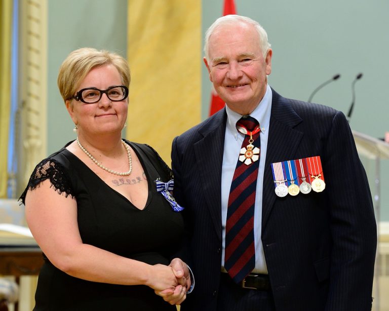 Francine Laplante est félicitée par le gouverneur général du Canada, David Johnston.