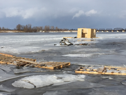 Une cabane de pêche, des palettes de bois et d’autres débris étaient visibles à la descente de bateaux du boulevard Gouin Est, coin 133e Rue, dans Rivière-des-Prairies, le 3 mars 2017.