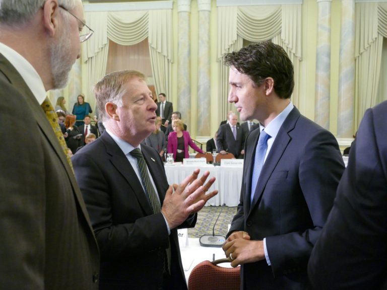 Le maire Marc Demers, qu'on aperçoit ici en présence de Justin Trudeau, salue la nouvelle collaboration qui s'est installée entre les trois paliers de gouvernement.