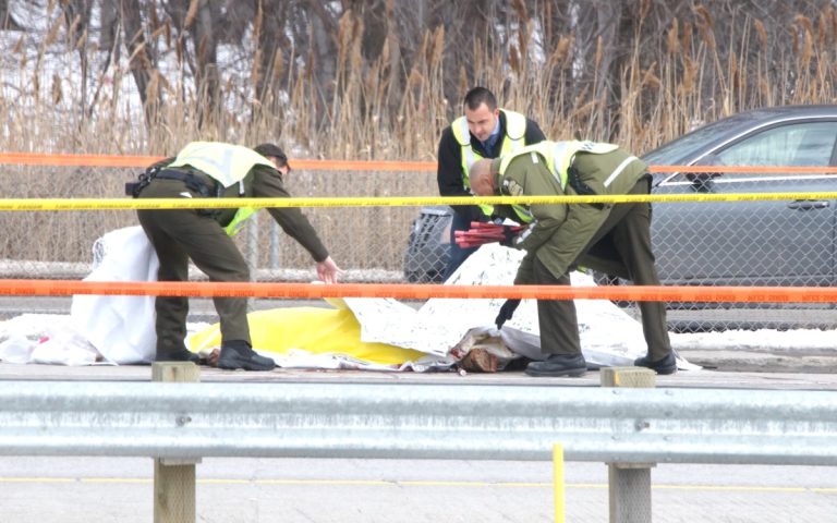 La SQ, en collaboration avec la Police de Laval, tente de trouver des indices pouvant expliquer la mort d'un homme retrouvé sur l'A13.