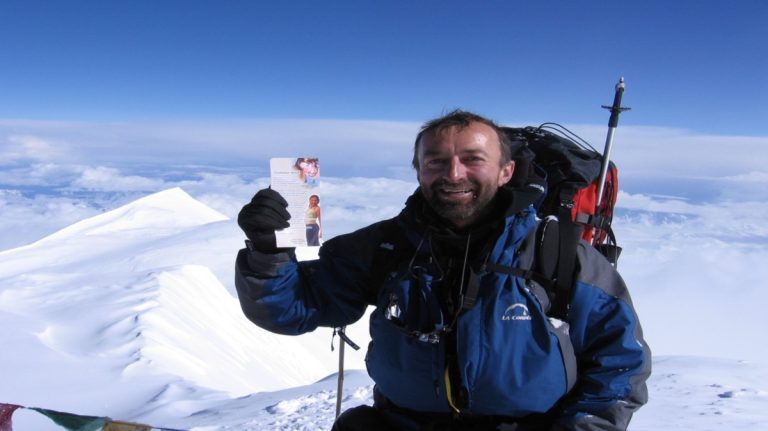 Mario Cantin a gravi le mont McKinley, sa première montagne. On aperçoit le sourire d'un gars heureux.