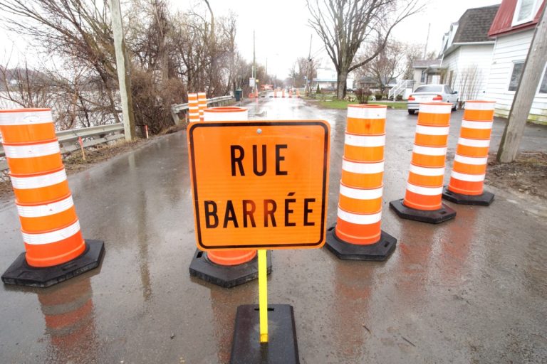 La pluie des prochains jours devrait gonfler plus encore les rivières entourant Laval où un affaissement de la berge a notamment obstrué la circulation du côté de Saint-François.