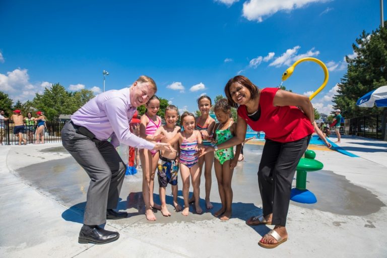 Le maire Demers et la conseillère municipale Jocelyne Frédéric-Gauthier ont fait le bonheur des petits en inaugurant les jeux d'eau au parc des Saules.