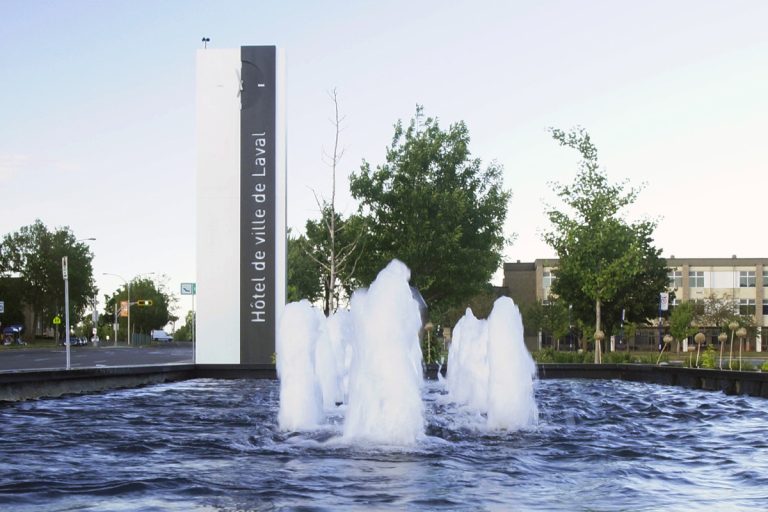 La fontaine de la nouvelle place publique en devanture de l'hôtel de ville est un legs du 50e anniversaire de Laval.